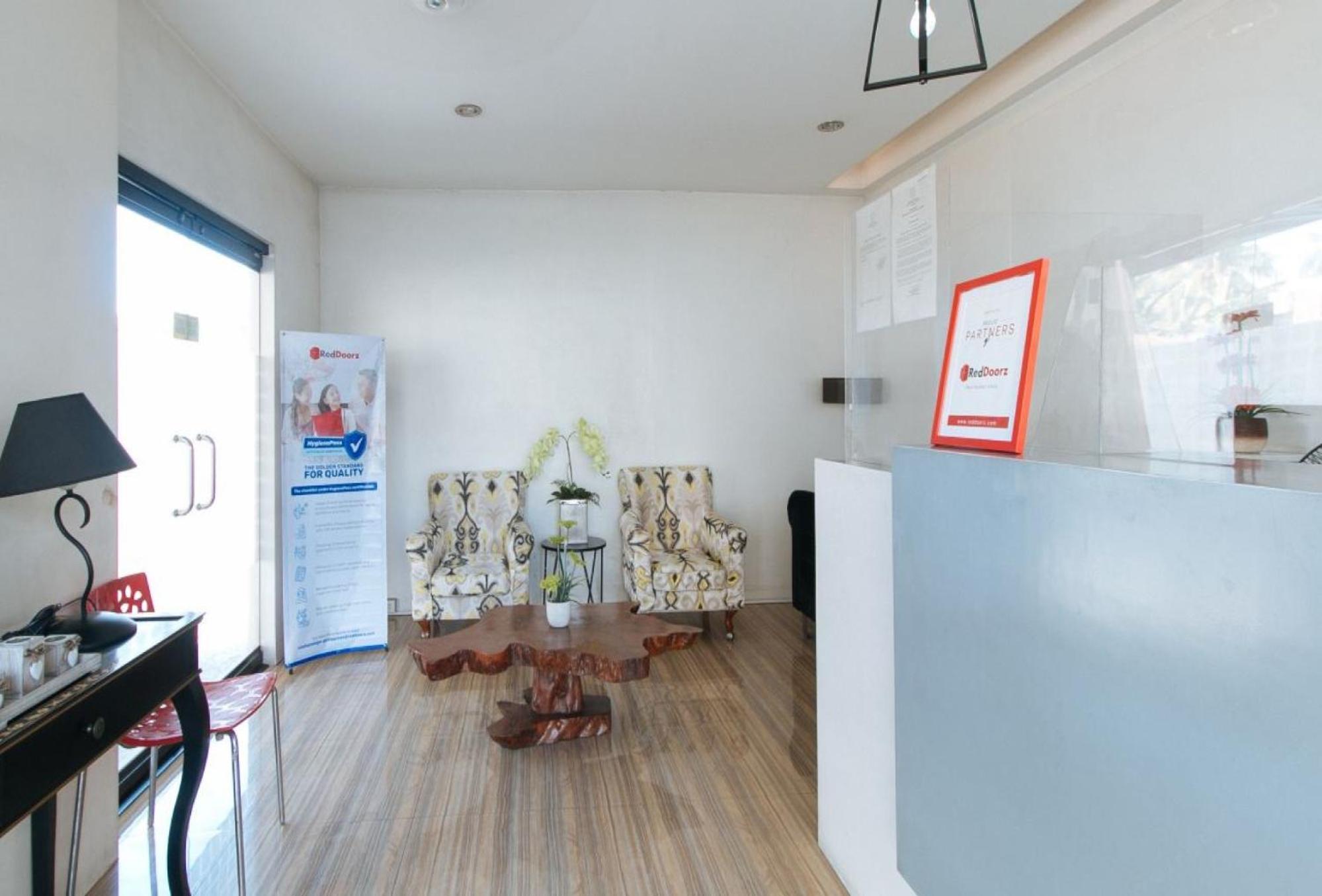 Reddoorz Plus @ Taj Hotel Tuguegarao Экстерьер фото