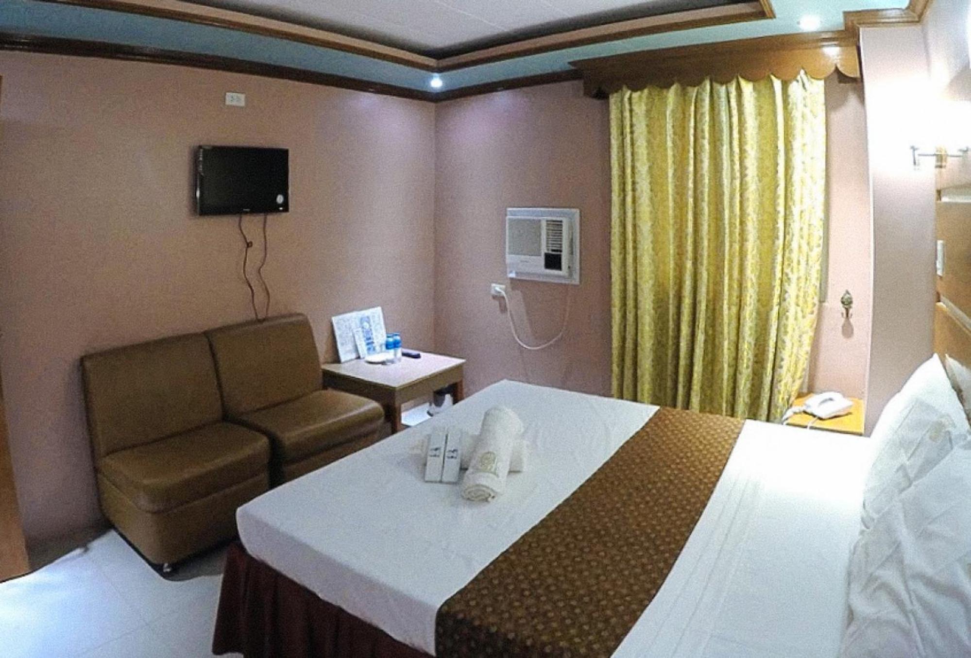 Reddoorz Plus @ Taj Hotel Tuguegarao Экстерьер фото