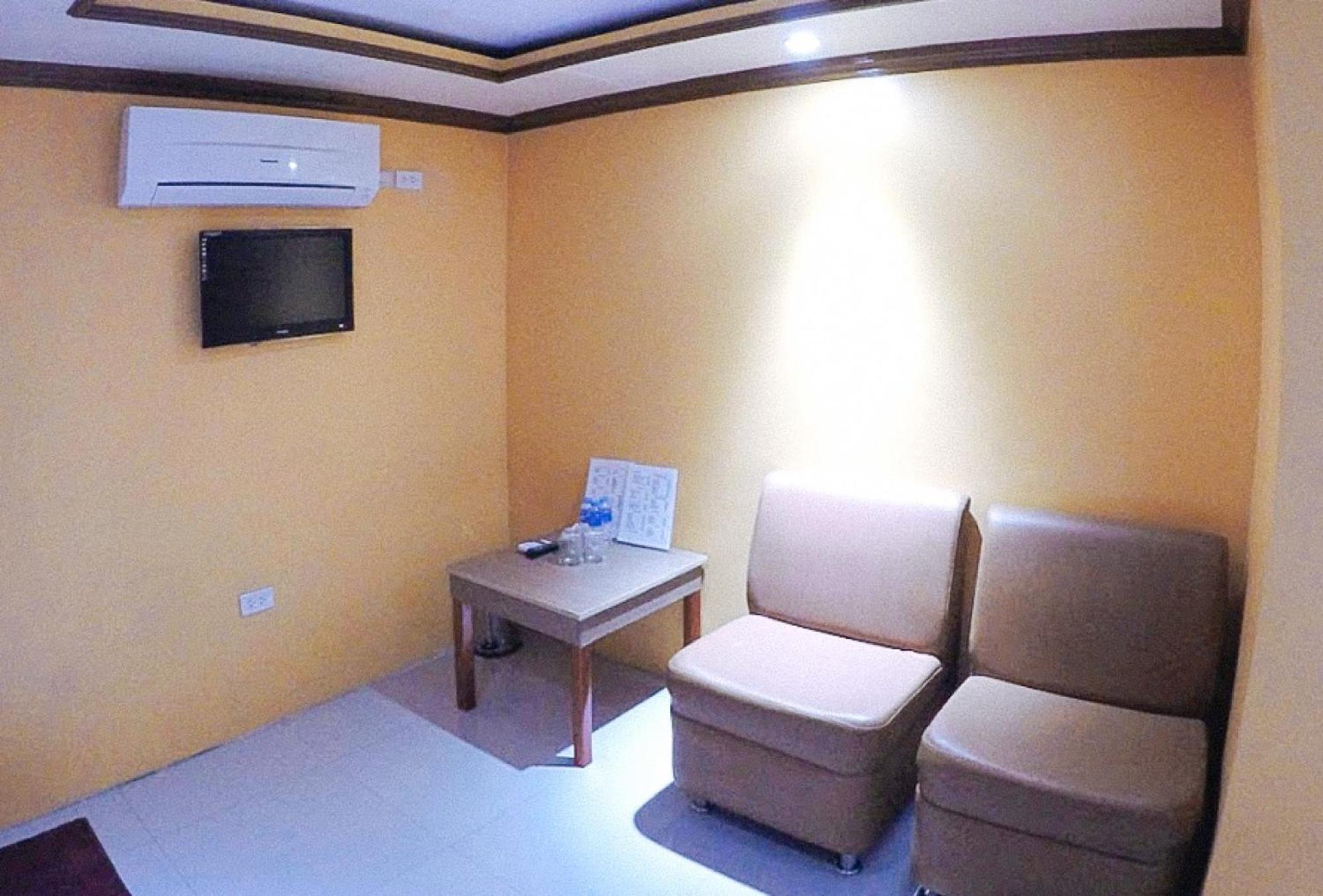 Reddoorz Plus @ Taj Hotel Tuguegarao Экстерьер фото