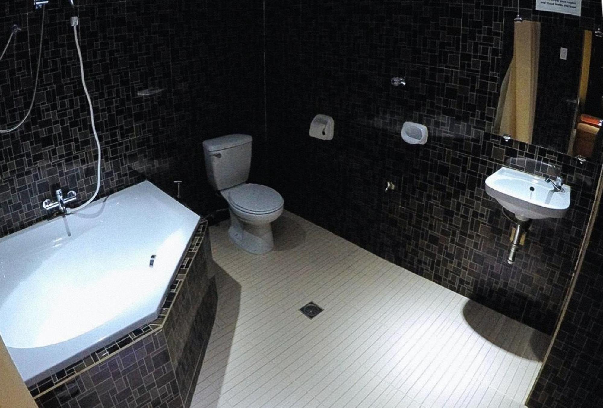Reddoorz Plus @ Taj Hotel Tuguegarao Экстерьер фото