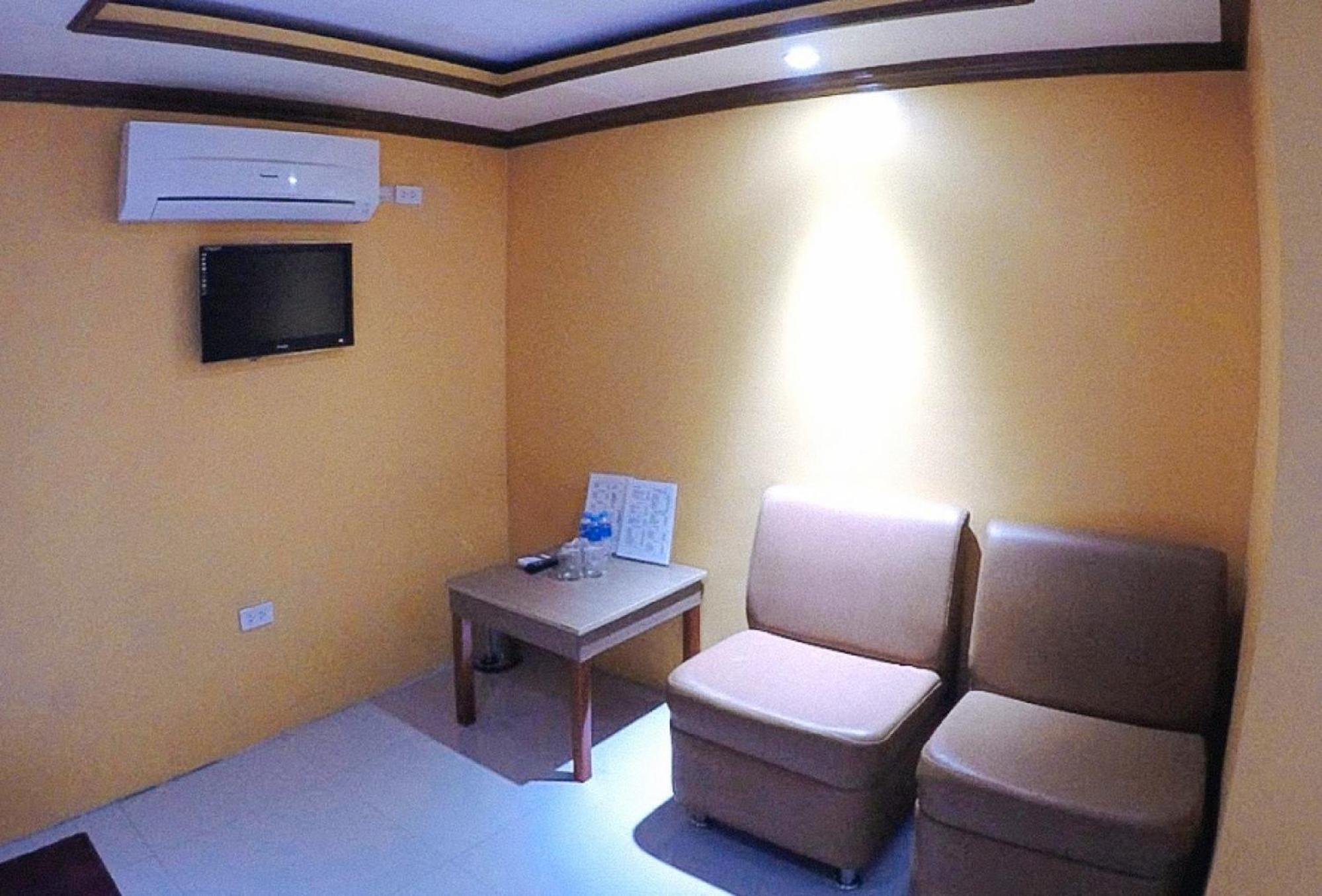 Reddoorz Plus @ Taj Hotel Tuguegarao Экстерьер фото