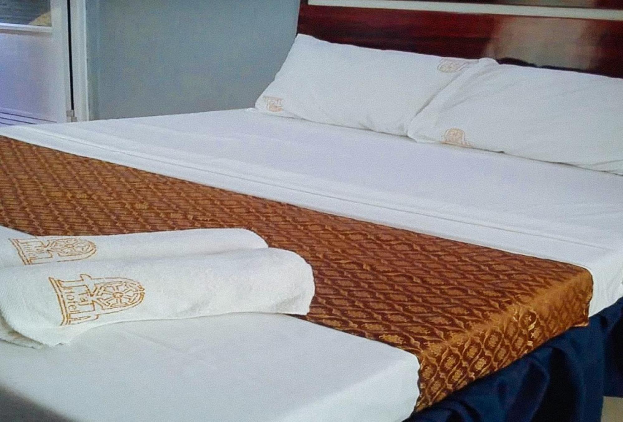 Reddoorz Plus @ Taj Hotel Tuguegarao Экстерьер фото