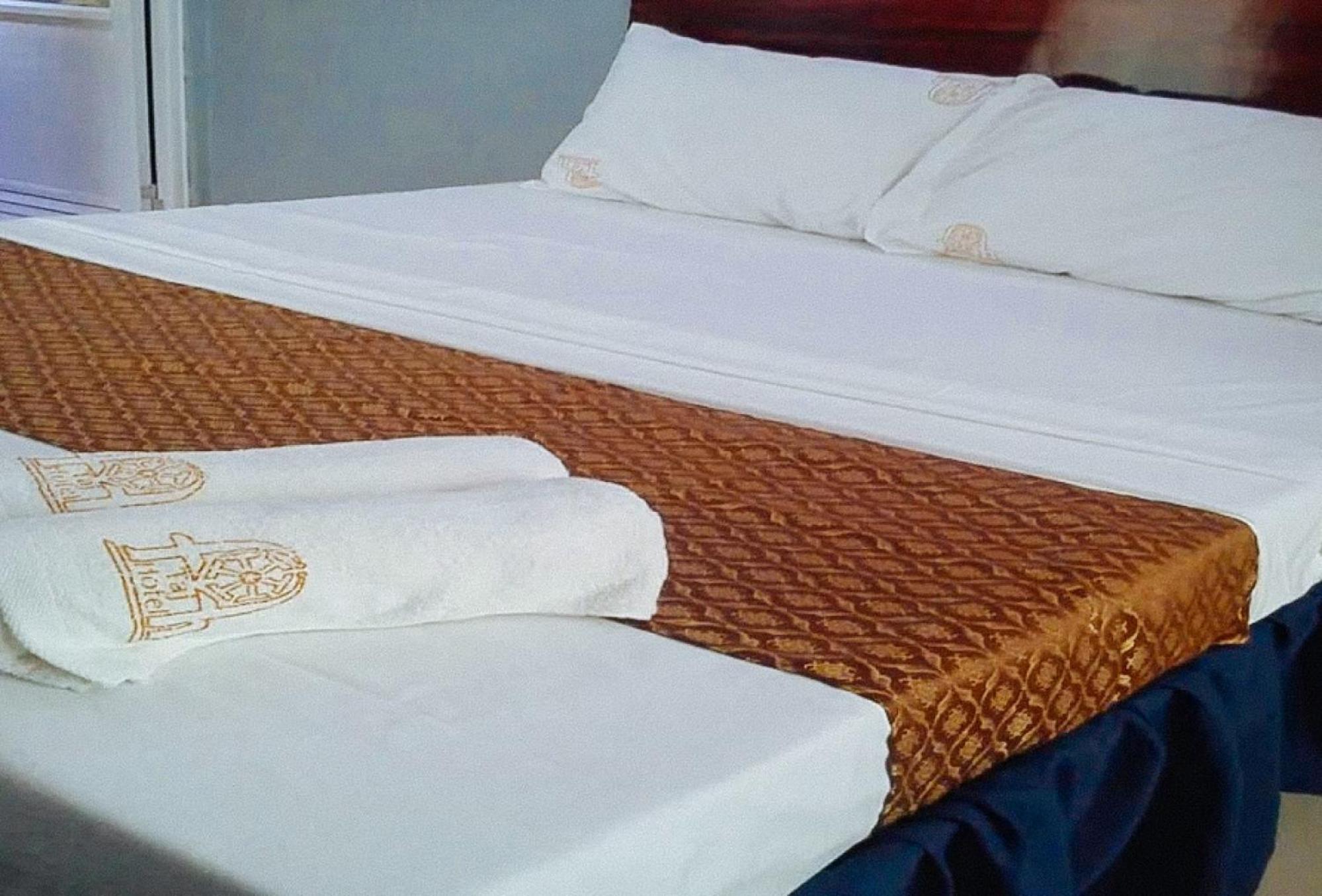 Reddoorz Plus @ Taj Hotel Tuguegarao Экстерьер фото