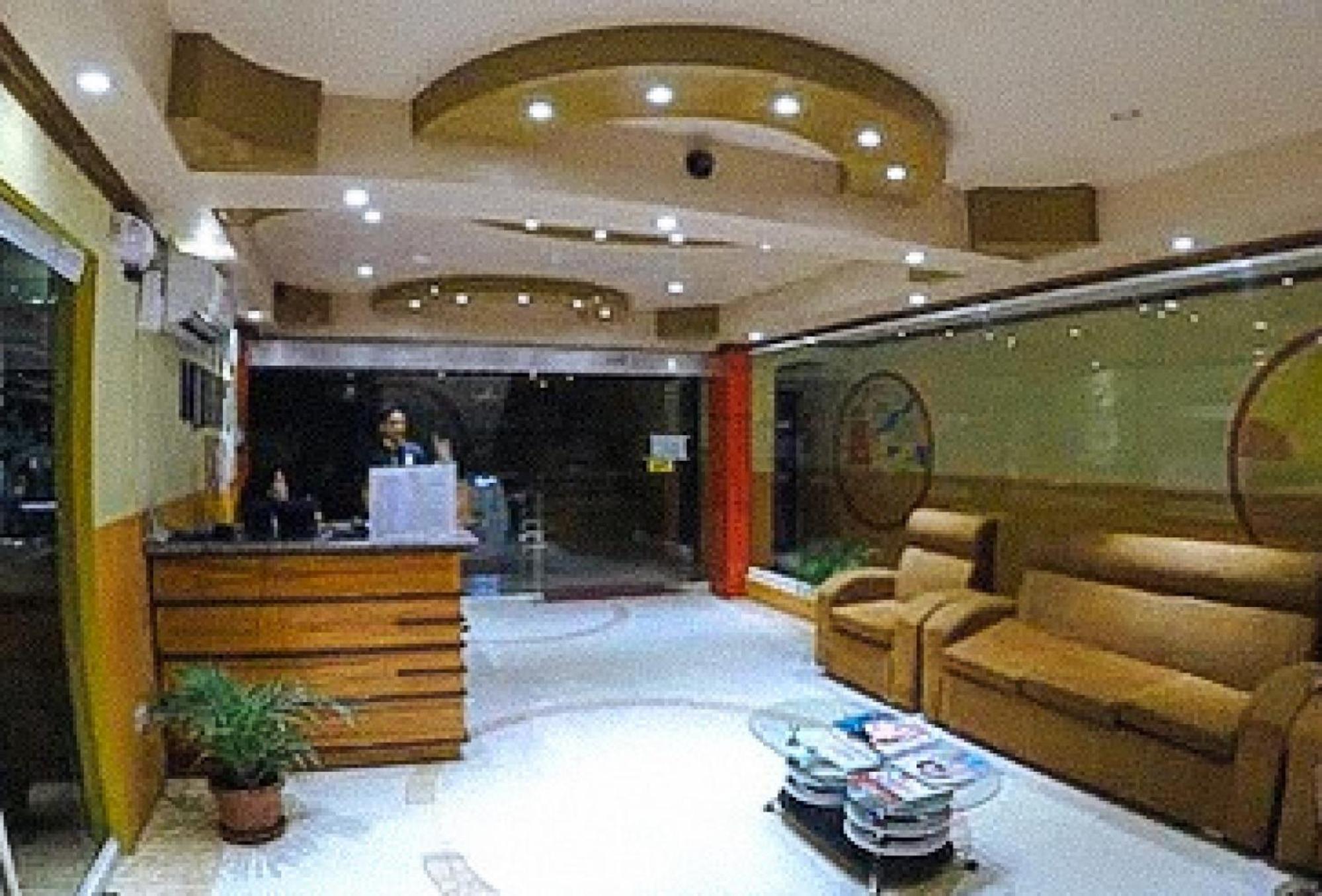 Reddoorz Plus @ Taj Hotel Tuguegarao Экстерьер фото